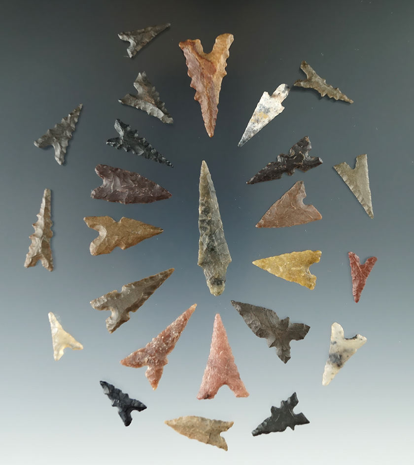 Group of 25 N. African Sahara desert region projectile points, largest is 1 5/8".