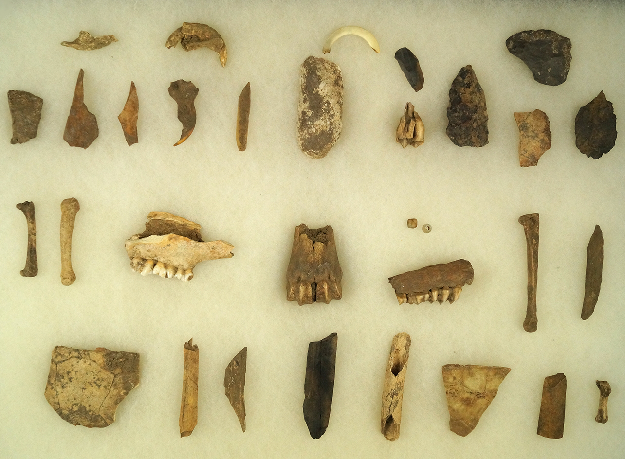 Group of assorted artifacts and bone remnants from the East Steubenville site. Ex. Howard Bell.