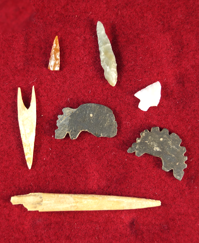 Group of Western U.S. artifacts including two small arrowheads,  two ornate stone fetishes etc.