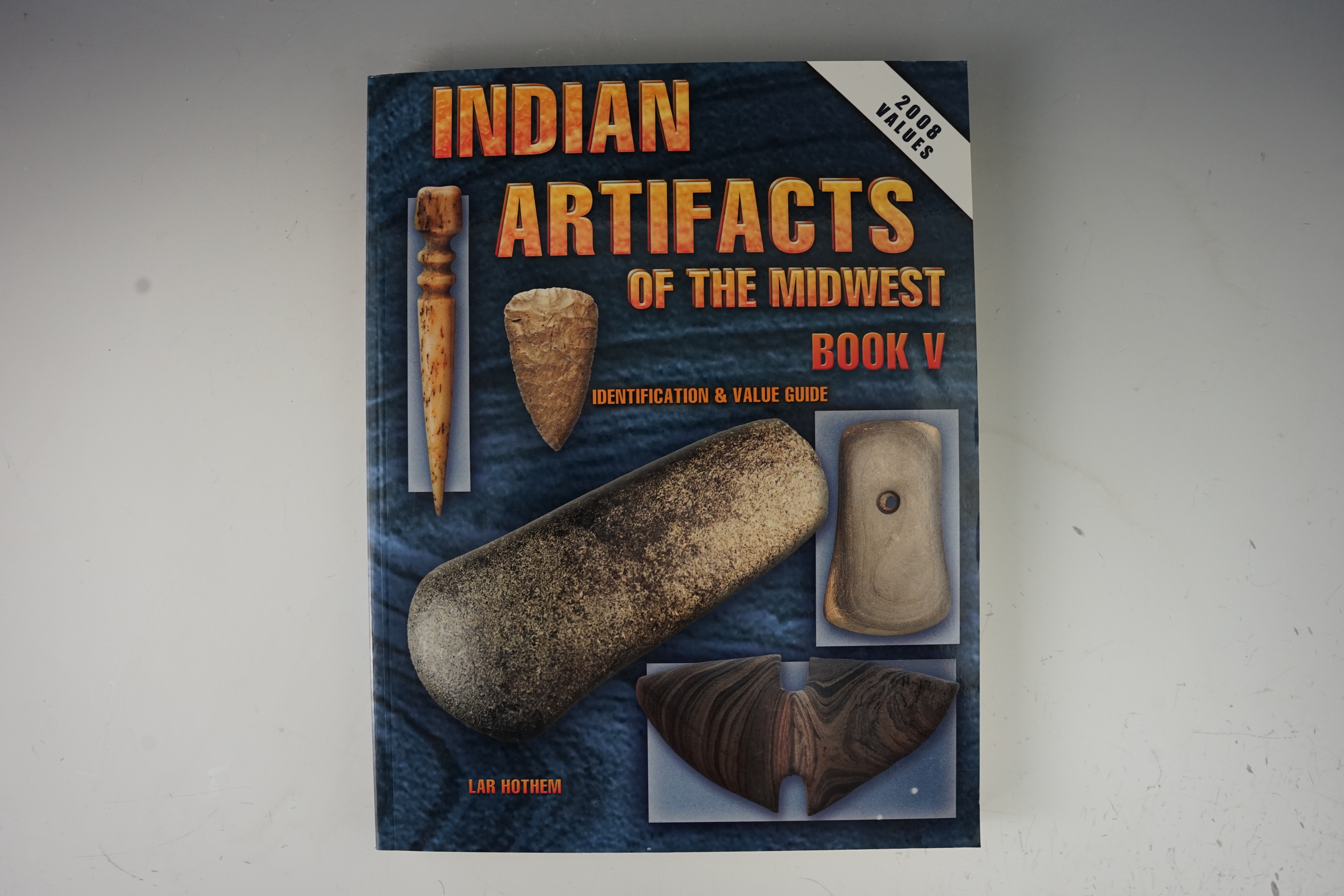 Softcover book in very good condition "Indian Artifacts of the Midwest #5" by Lar Hothem.