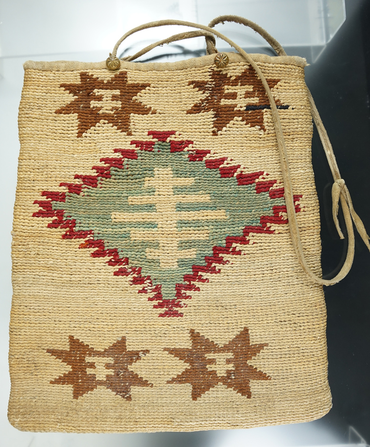Vintage 10" x 9" beautifully designed cornhusk bag in excellent condition.