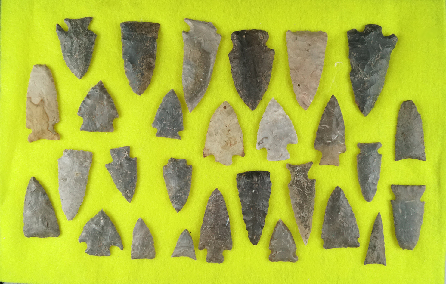 Large group of approximately 28 assorted arrowheads found in Tennessee, largest is 2 1/2".