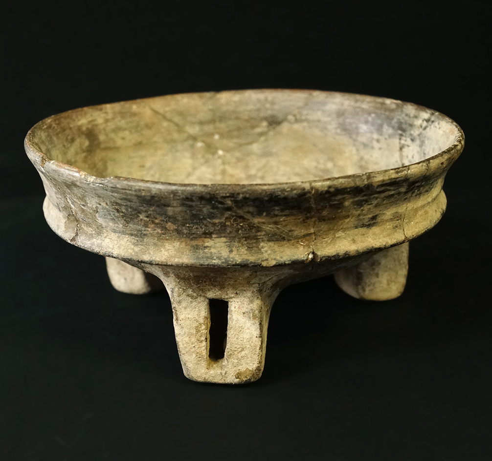 Rare! Aztec! 7 1/8" wide by 3 1/4" tall Aztec Tri-leg Bowl found in Mexico. Legs have rattles.