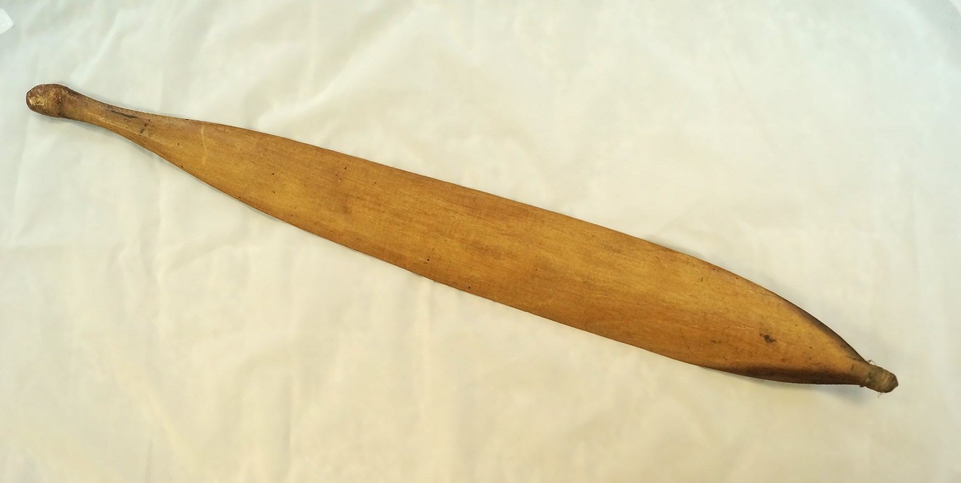 Unique artifact! Old 32" long aboriginal Atlatl spear thrower with original  hook from Australia.