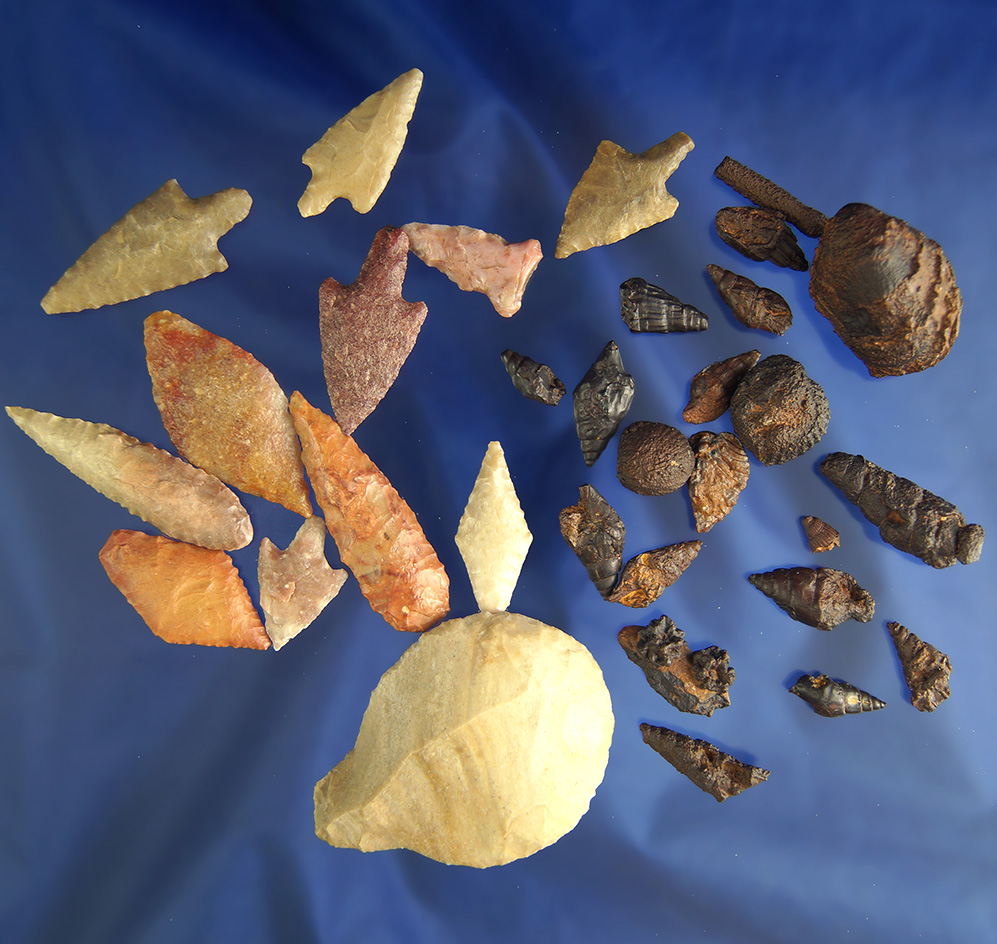 Group of assorted projectile points, Flint scraper and fossils found in the desert in Saudi Arabia