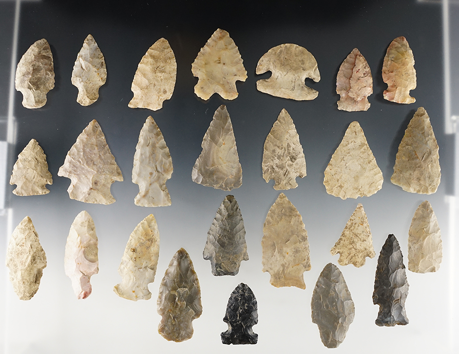 Set of 25 heavily patinated Indiana points in good condition. The largest is 2 7/16".