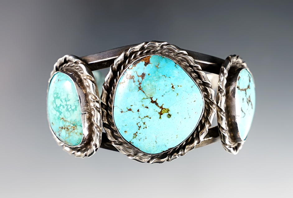 2 5/8" wide vintage Southwestern Turquoise Wrist Cuff. Very nice condition.