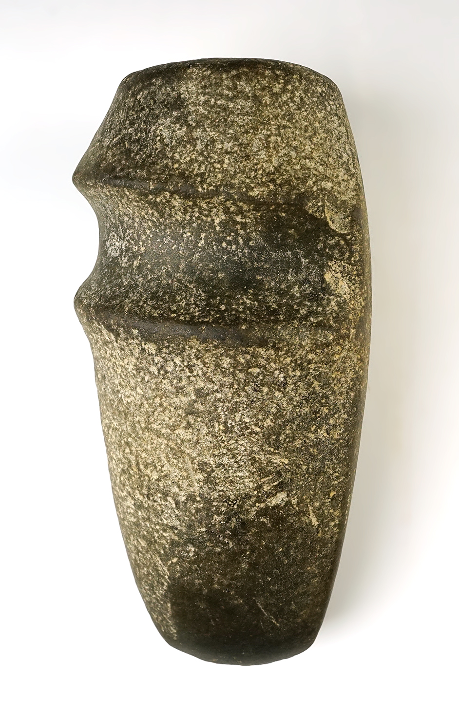 8 3/4"  3/4 Grooved Axe - Illinois. Well styled poll area. Pictured in Who's Who #9, page 173.