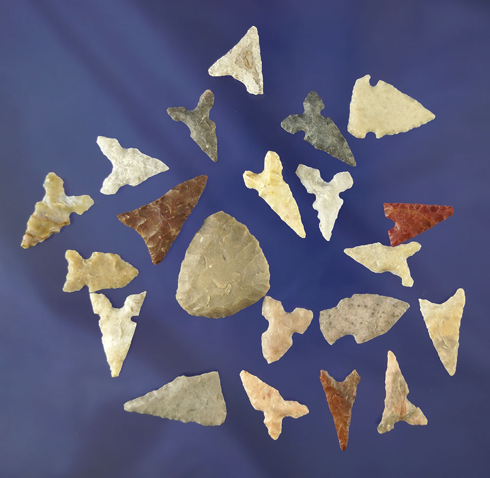 Group of 21 assorted Texas bird points and artifacts, largest is 1" long.