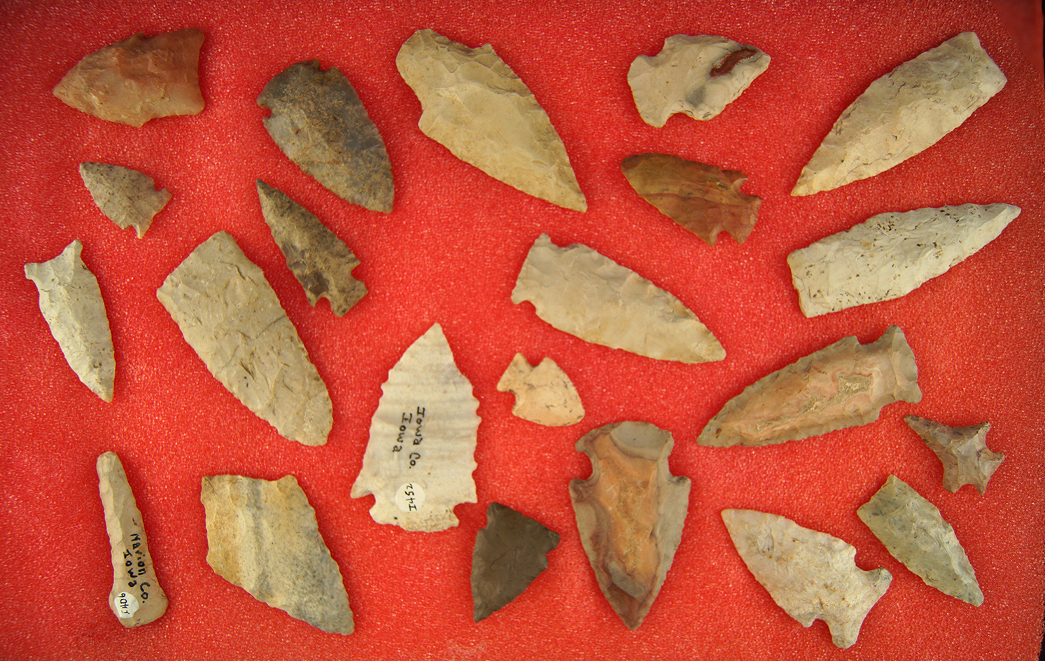 Nice selection of 22 assorted Midwestern Arrowheads - largest is 2 5/8".